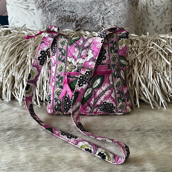 VERA BRADLEY Priscilla Pink Zip Hipster Crossbody Green Floral 2012 Quilted - Picture 1 of 15